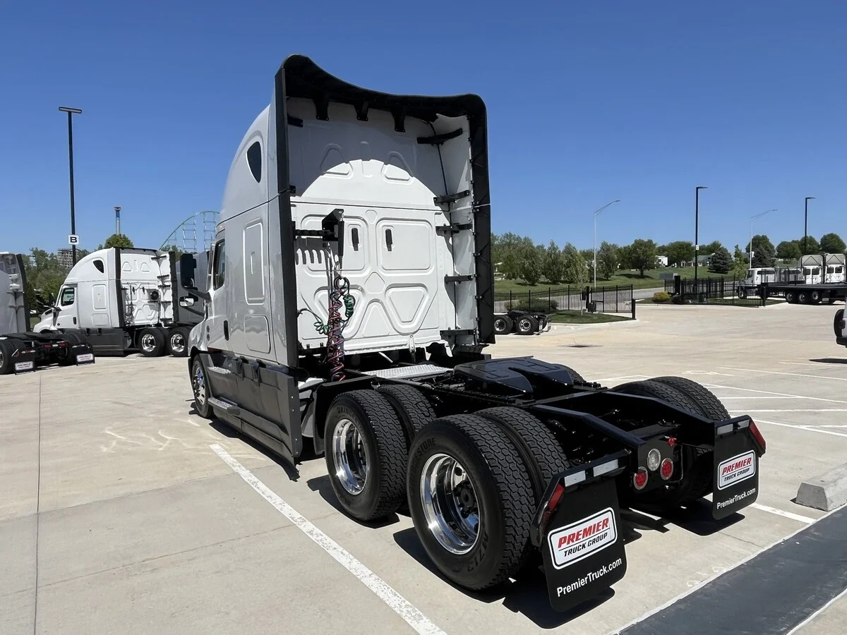 2025 Freightliner Cascadia - image 3