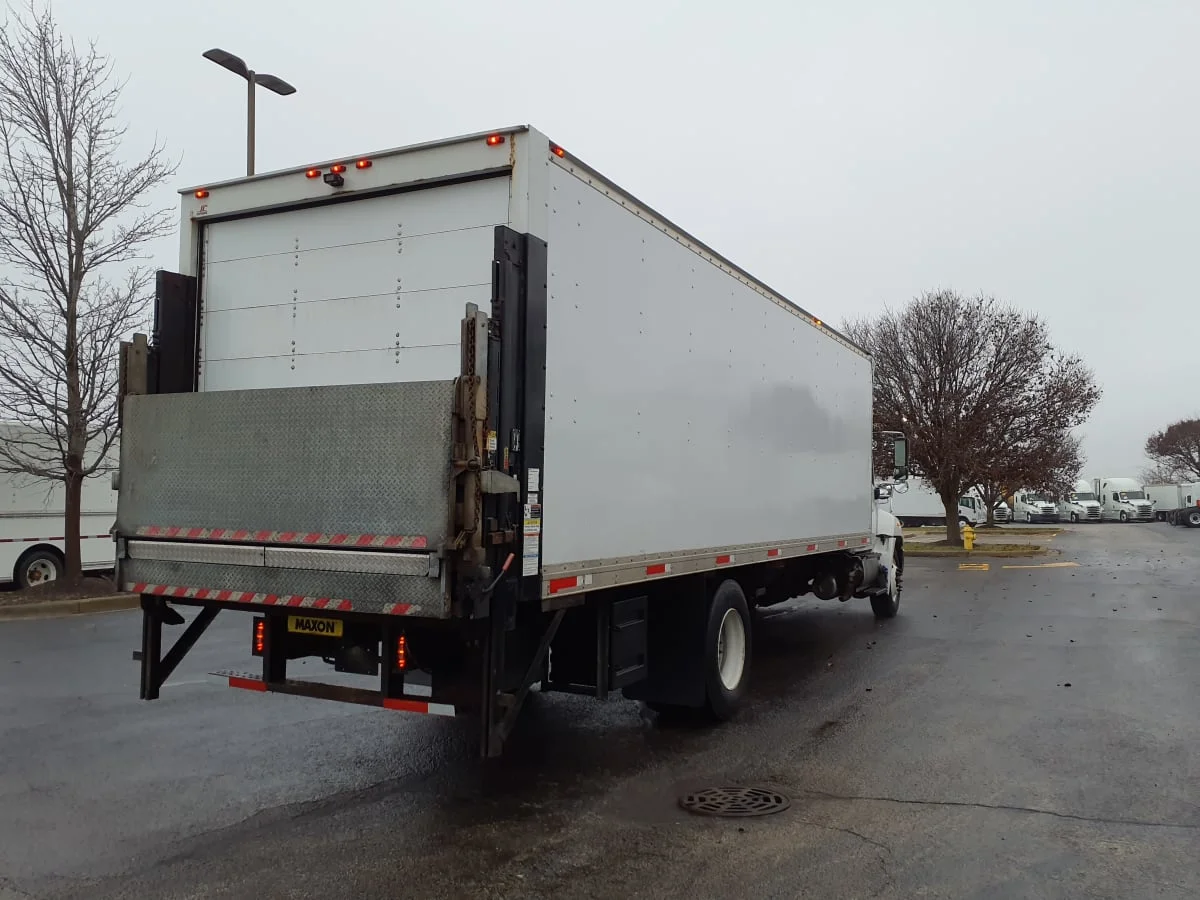 2016 Hino 338 - image 4