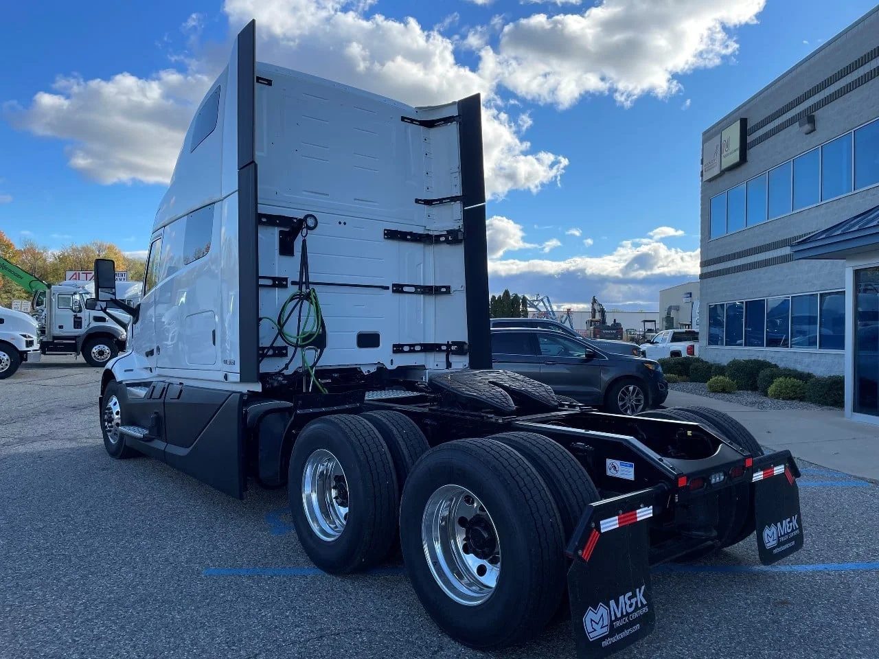 2026 Volvo VNL 860 in Byron Center, MI — photo 4