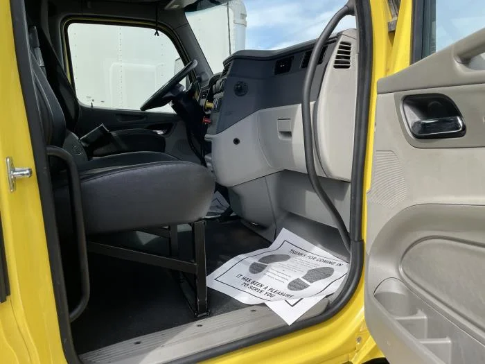 2021 Peterbilt 579 in Cincinnati, OH — photo 12