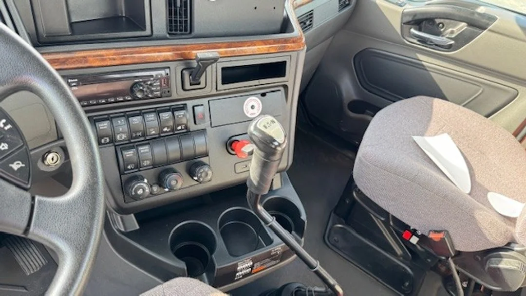 2018 International LT - image 13