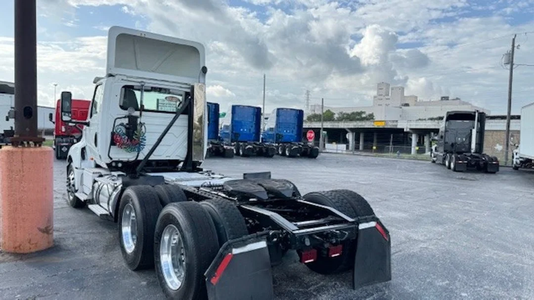 2018 International LT - image 6