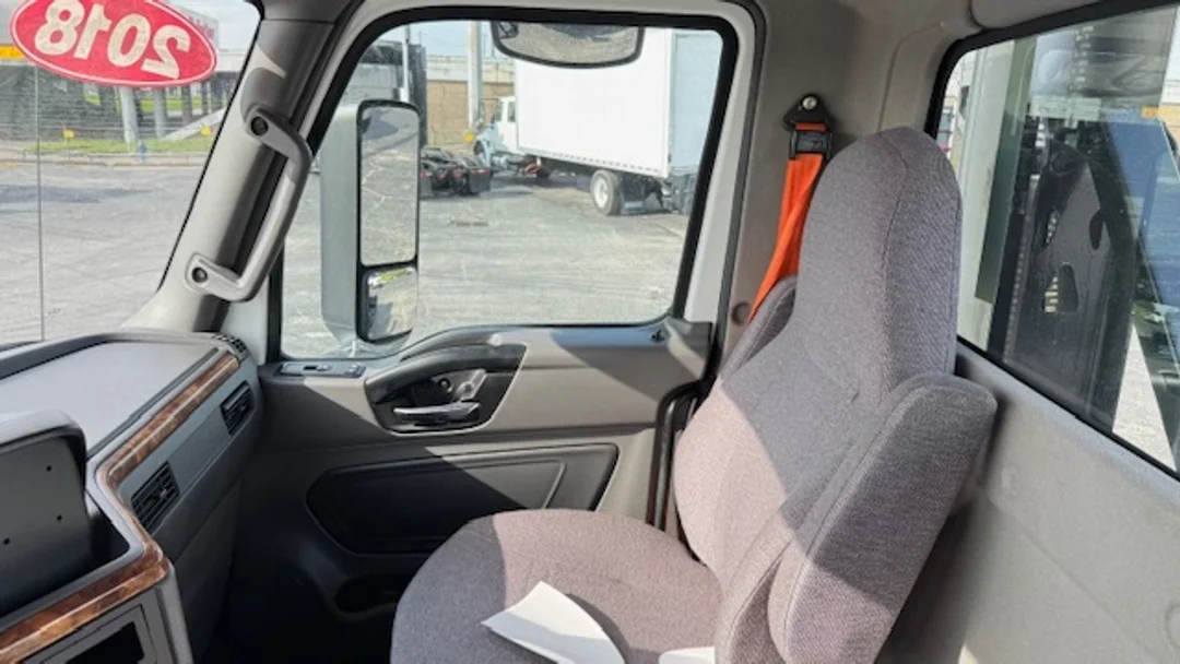 2018 International LT - image 14