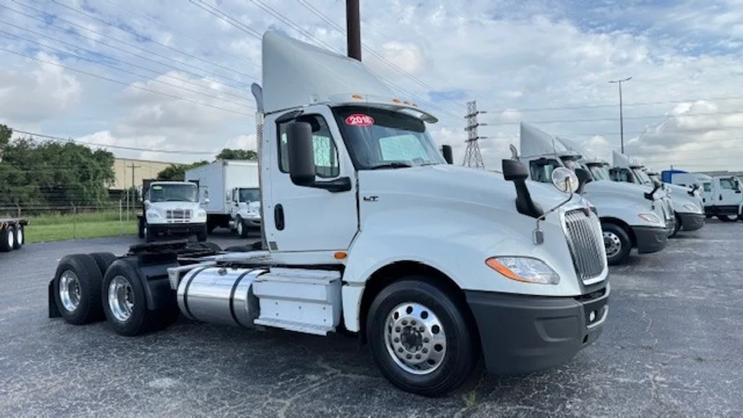 2018 International LT - image 3