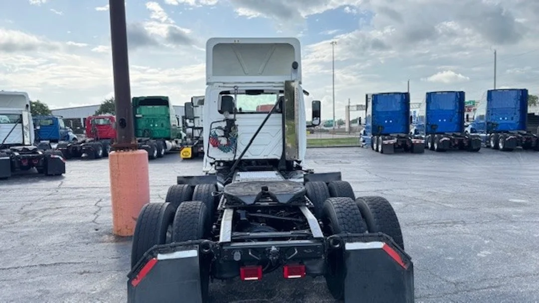 2018 International LT - image 5