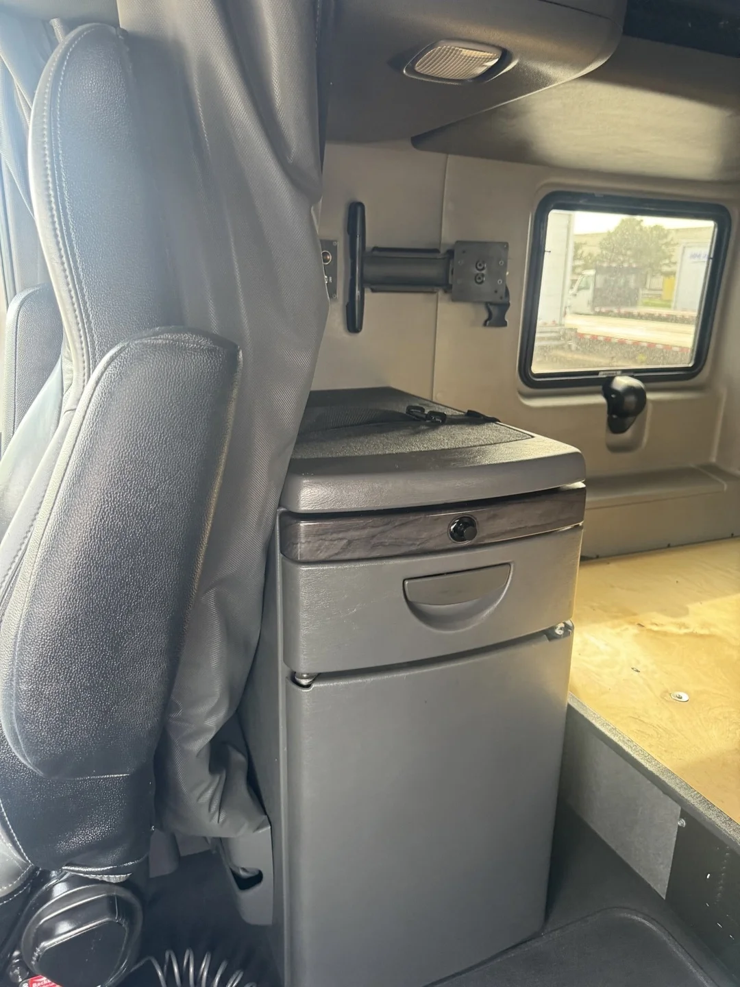 2023 International LT - image 10