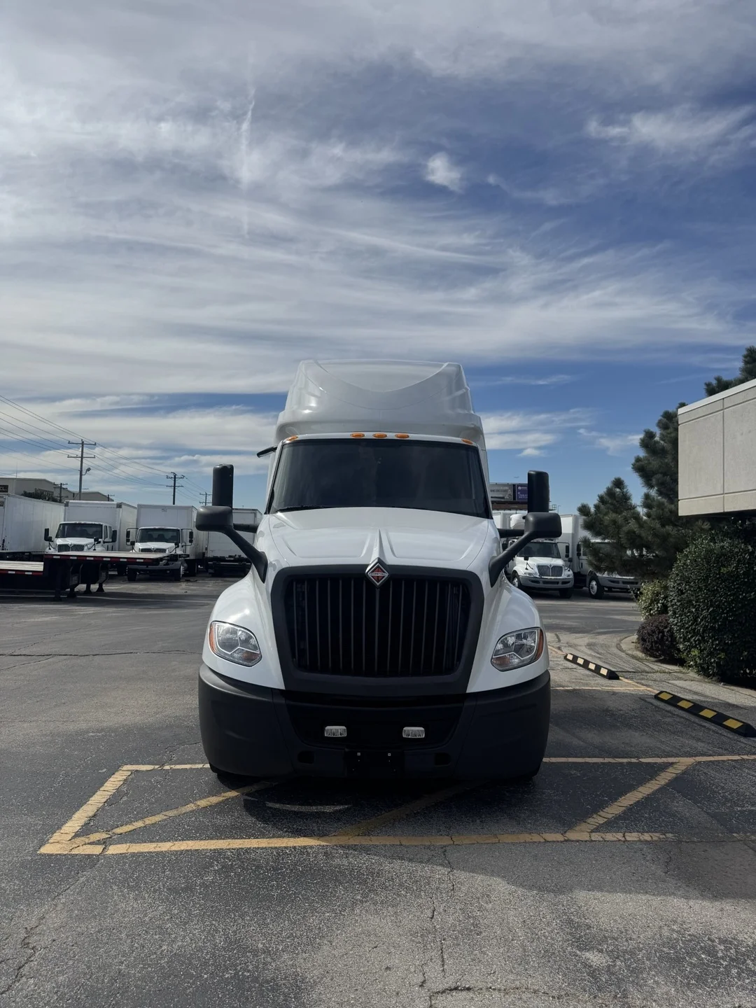 2023 International LT - image 4