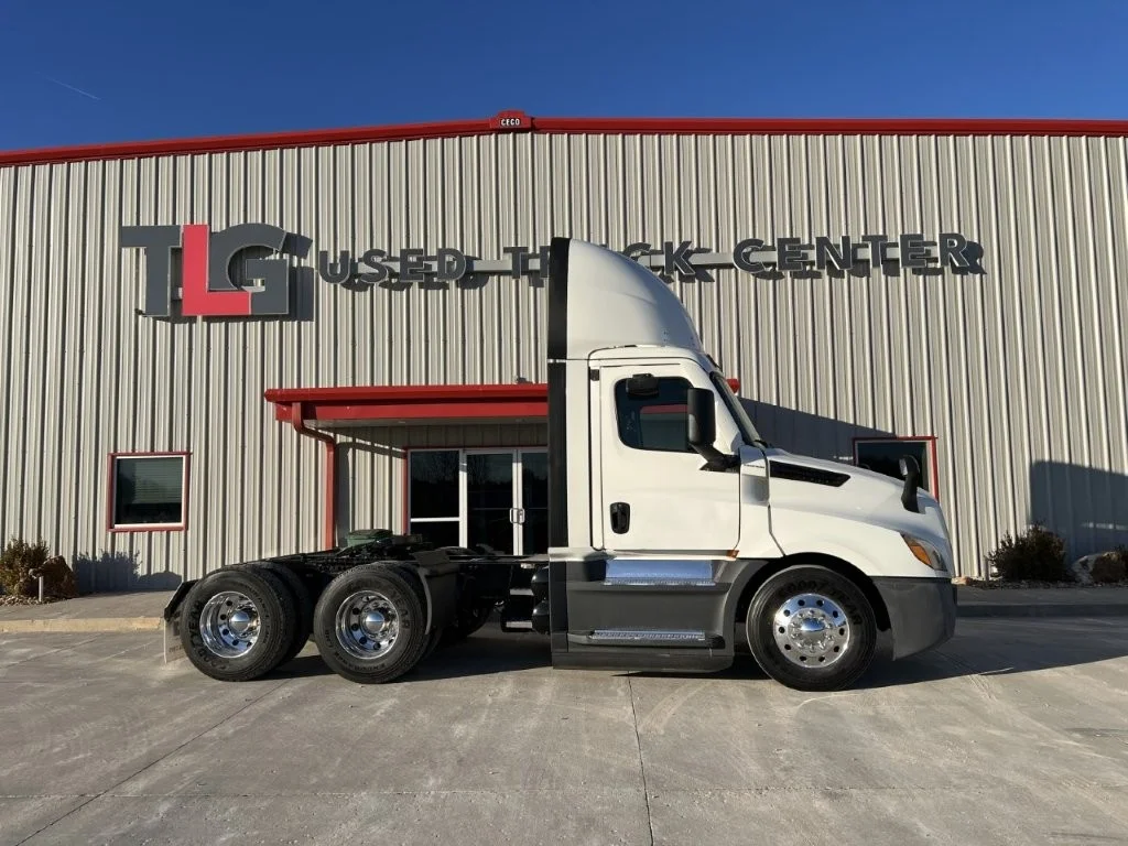 2021 Freightliner Cascadia - image 3