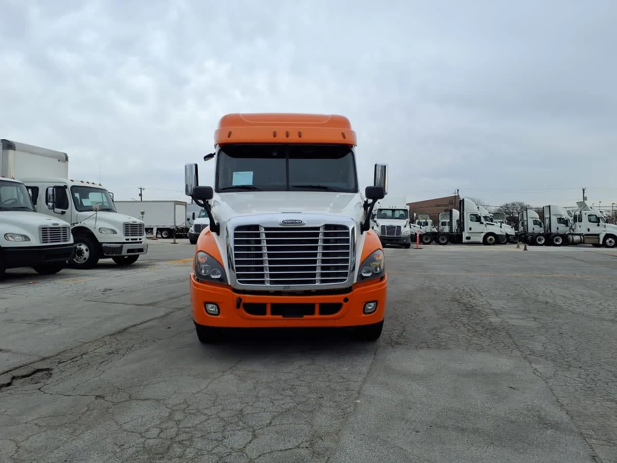 2020 Freightliner Cascadia in Fort Worth, TX — photo 2