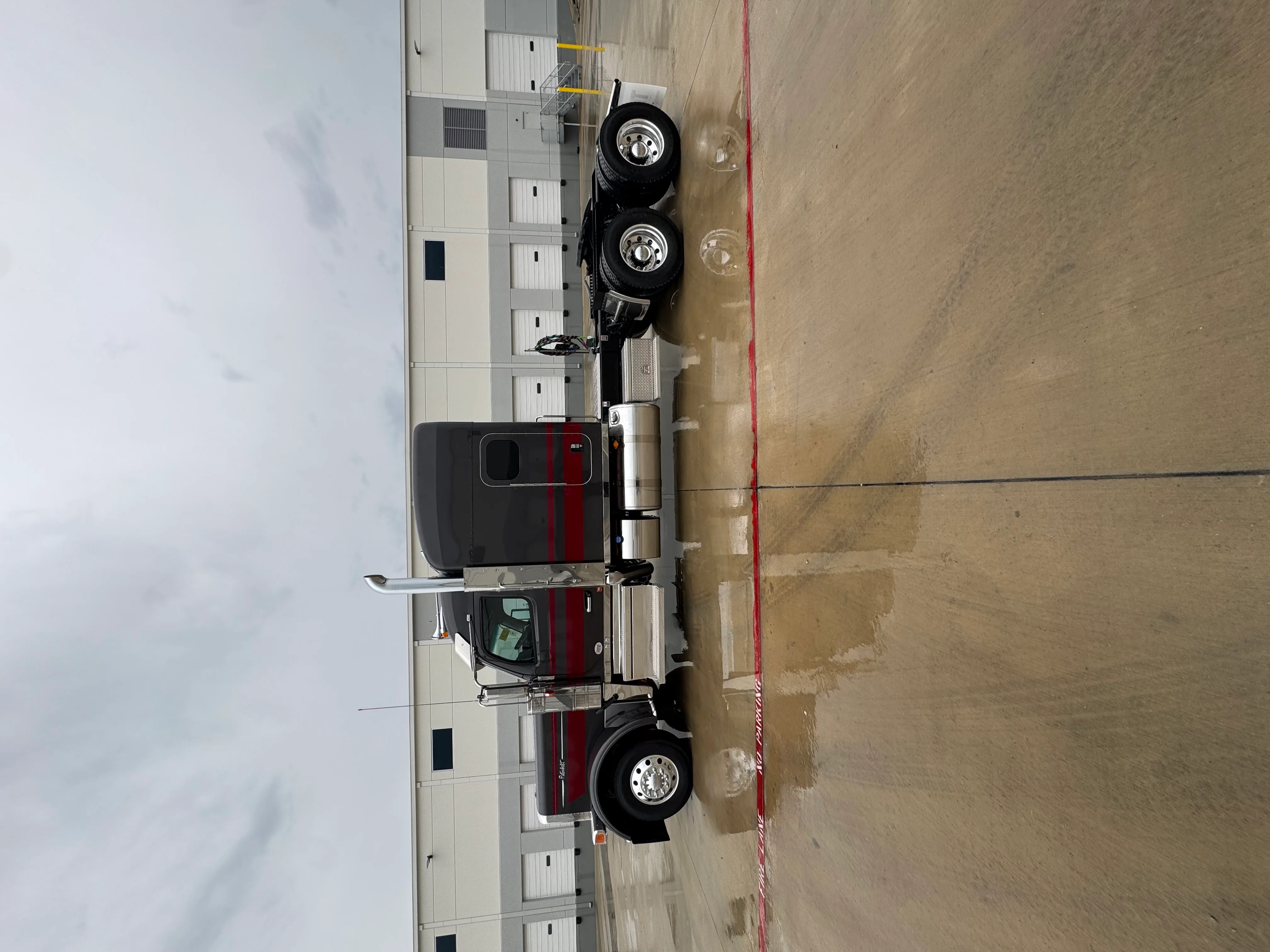 2027 Peterbilt 589 — photo 2