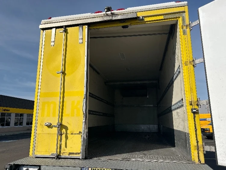 2016 International 4300 - image 8