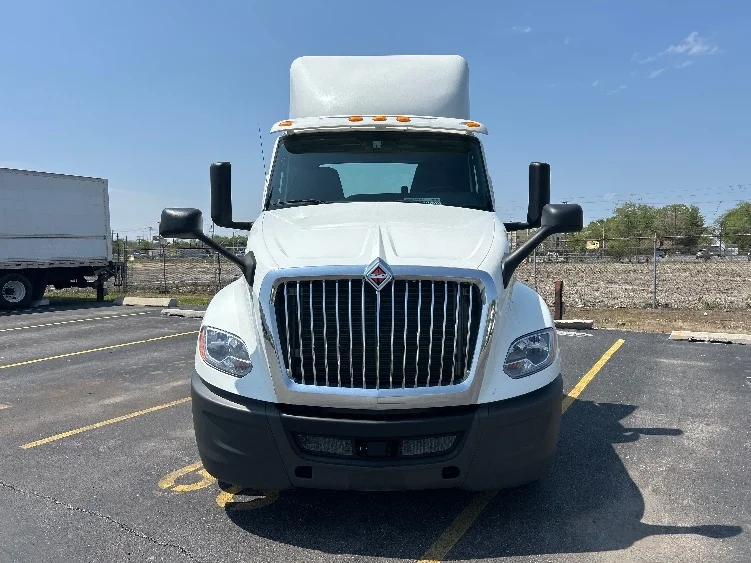 2019 International LT - image 2