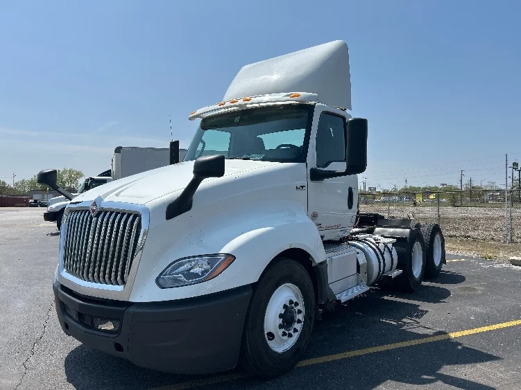 2019 International LT - image 3