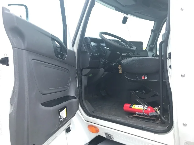 2019 International LT - image 9