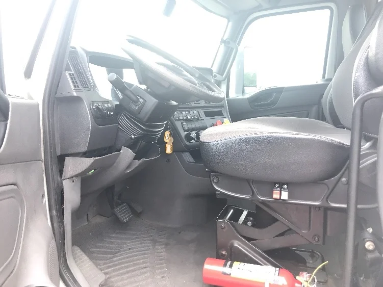 2019 International LT - image 10