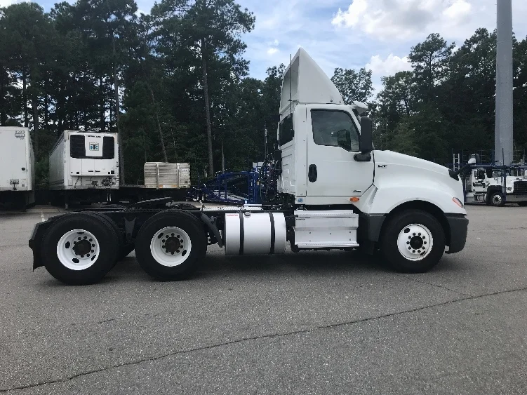 2019 International LT - image 8