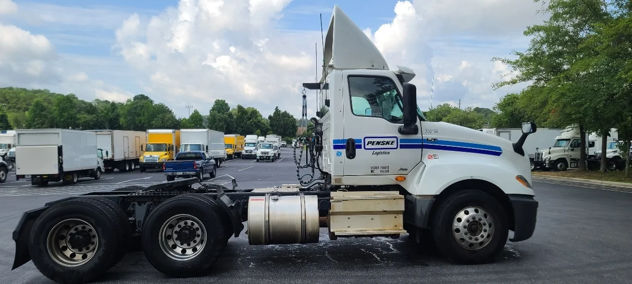 2019 International LT - image 8