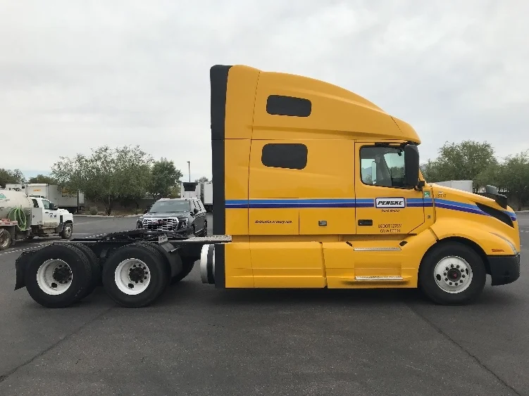 2022 Volvo VNL 760 in Phoenix, AZ — photo 8