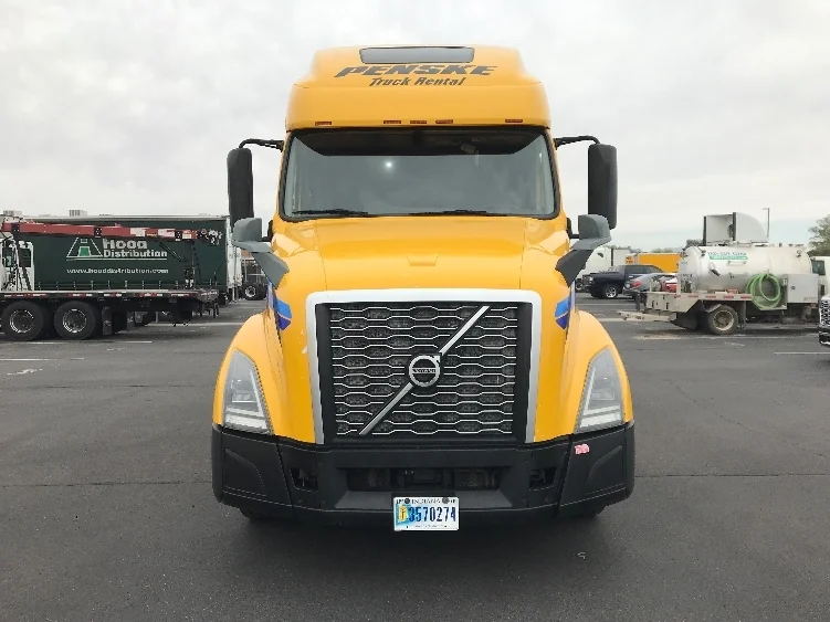2022 Volvo VNL 760 in Phoenix, AZ — photo 2