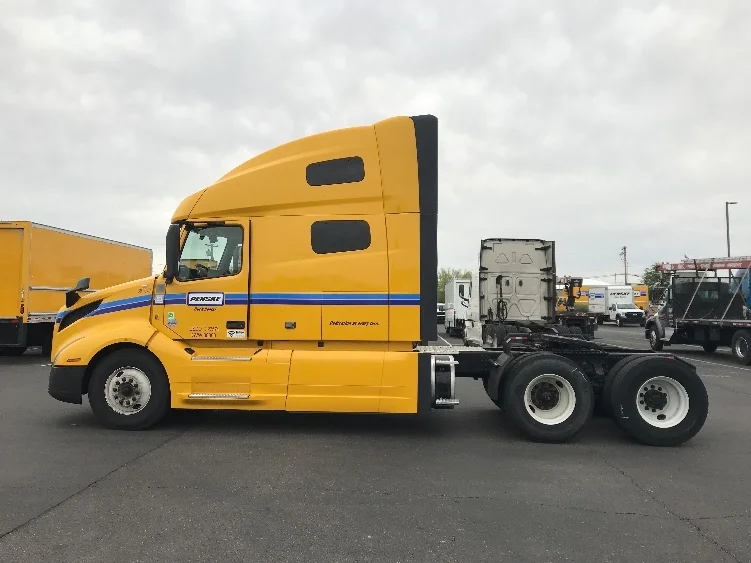 2022 Volvo VNL 760 in Phoenix, AZ — photo 4