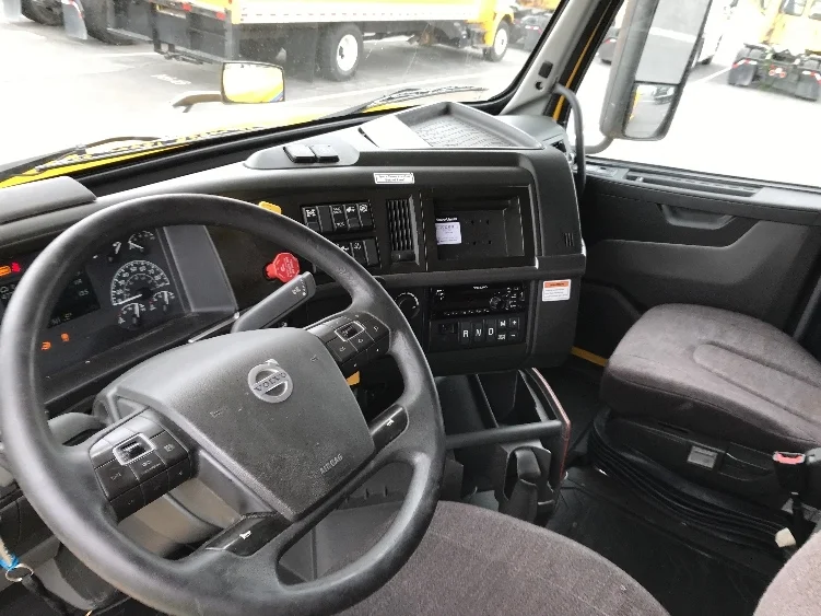 2022 Volvo VNL 760 in Phoenix, AZ — photo 10