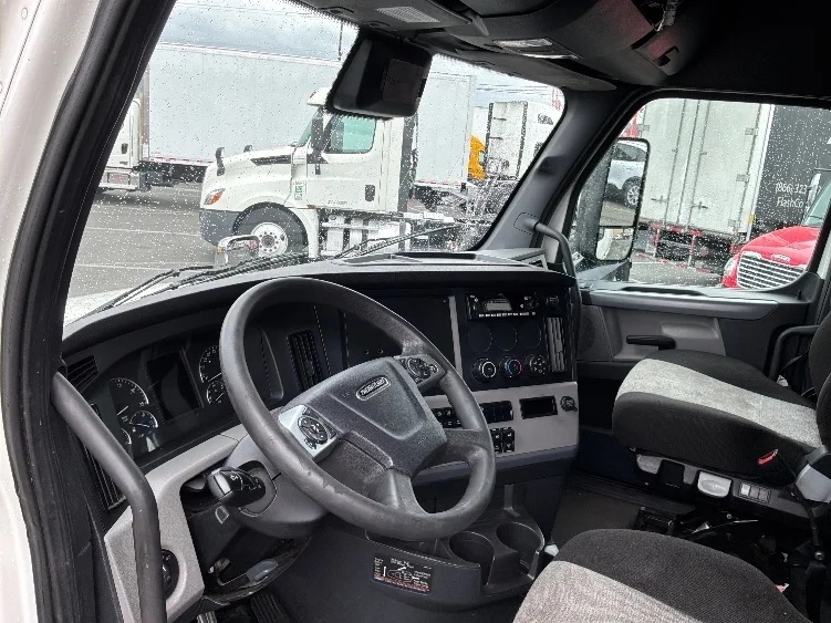 2022 Freightliner Cascadia in Tacoma, WA — photo 8