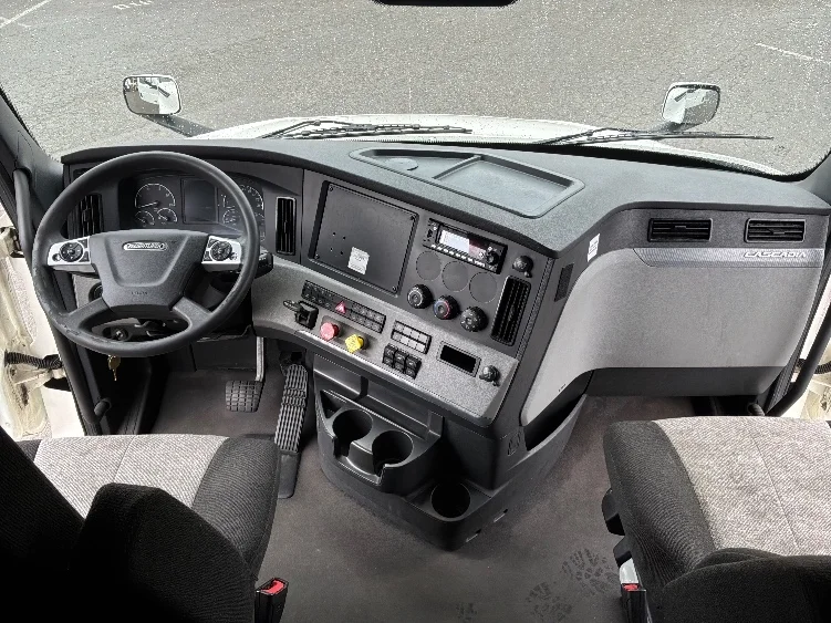 2022 Freightliner Cascadia in Tacoma, WA — photo 10
