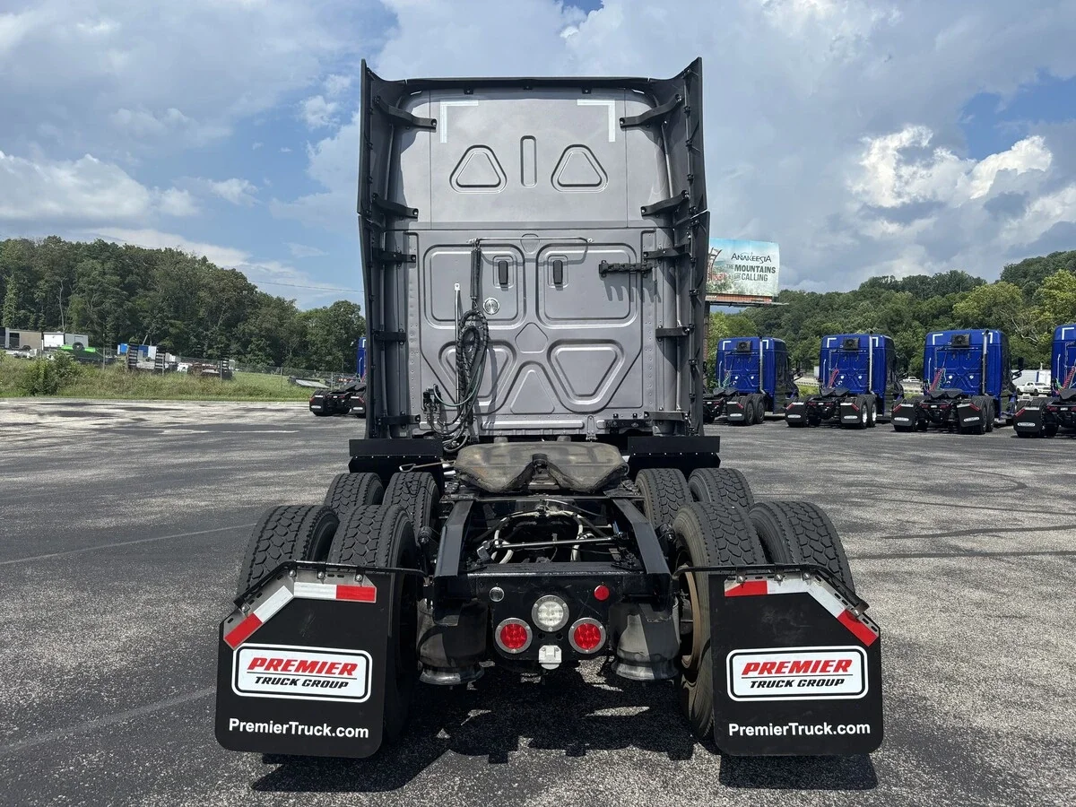 2022 Freightliner Cascadia — photo 6