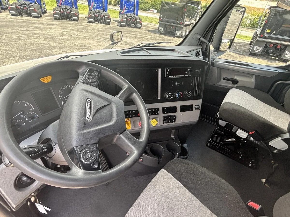 2022 Freightliner Cascadia — photo 15