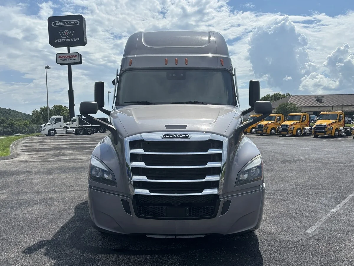2022 Freightliner Cascadia — photo 2