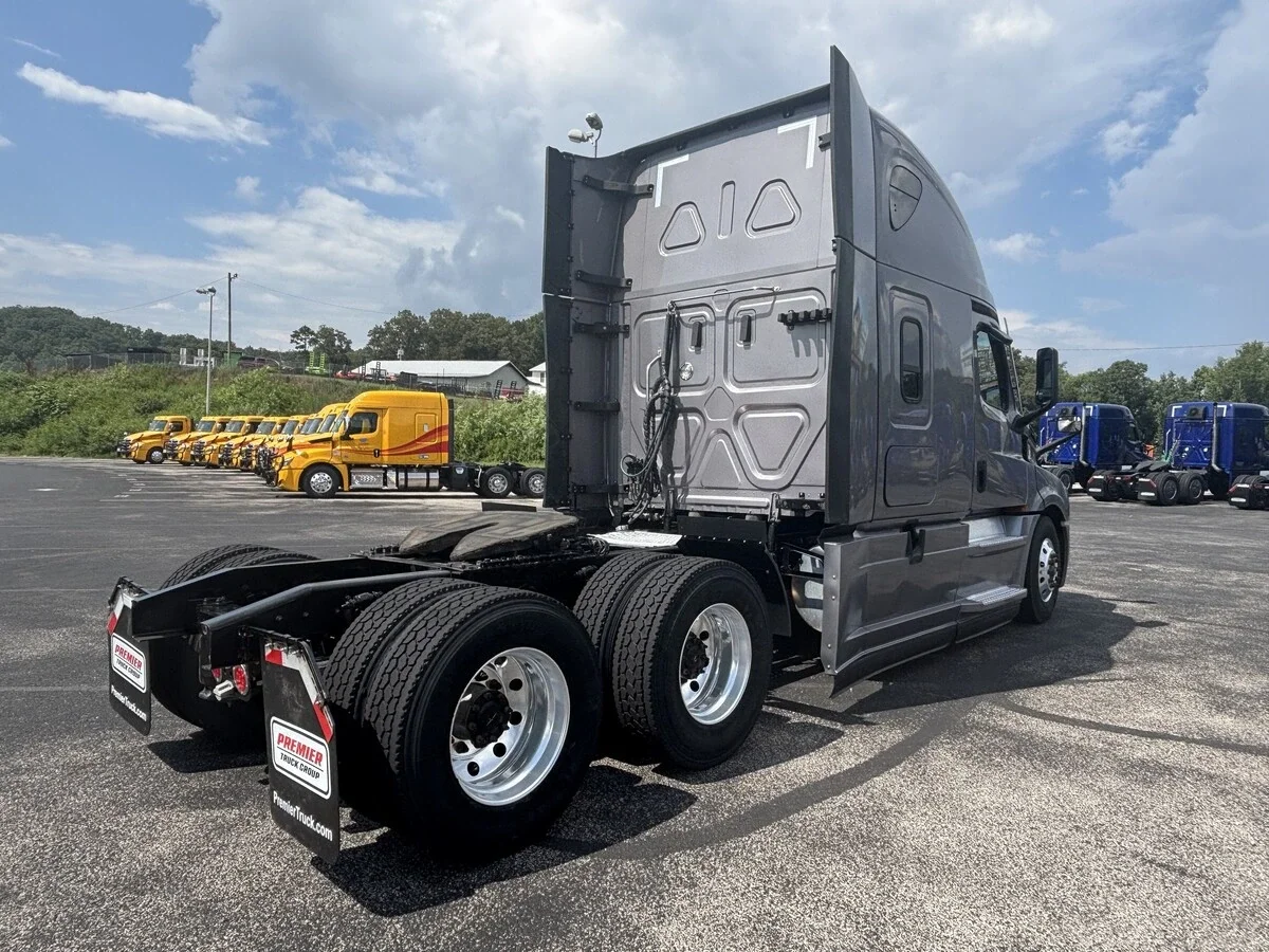 2022 Freightliner Cascadia — photo 5