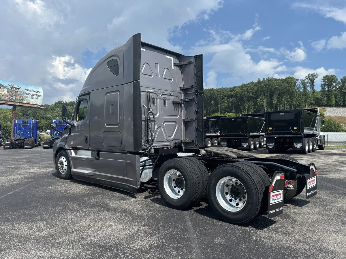 2022 Freightliner Cascadia — photo 7