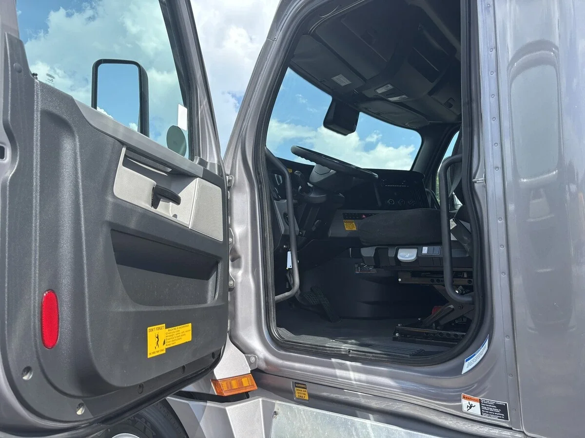 2022 Freightliner Cascadia — photo 12
