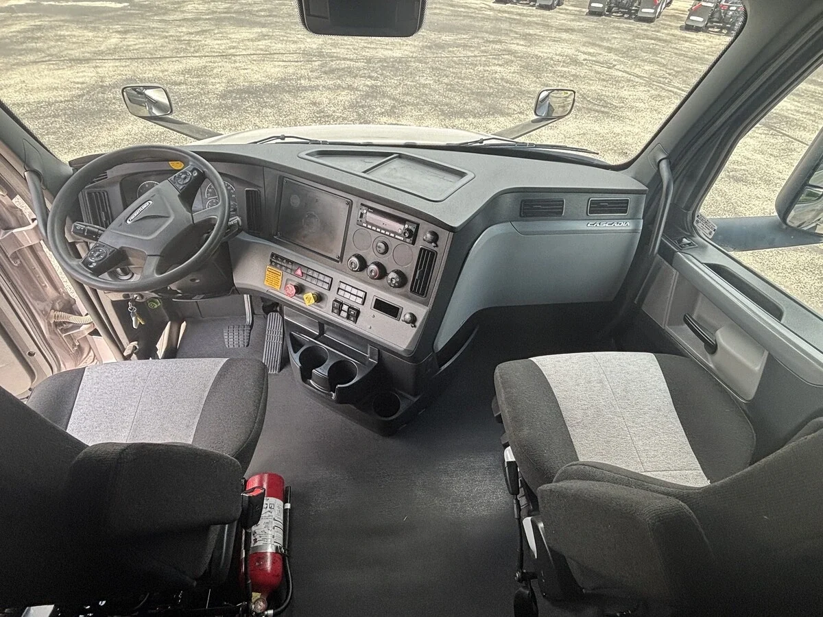 2022 Freightliner Cascadia — photo 18