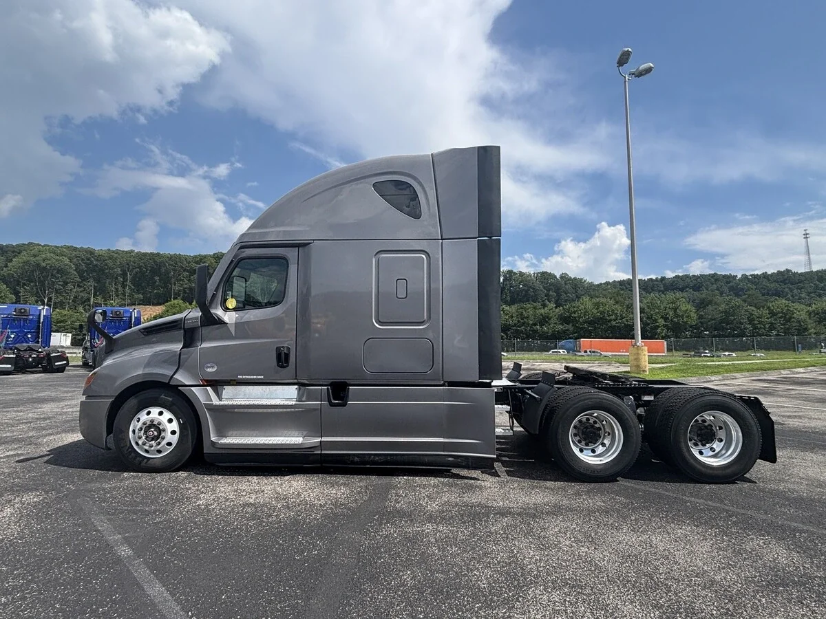 2022 Freightliner Cascadia — photo 8