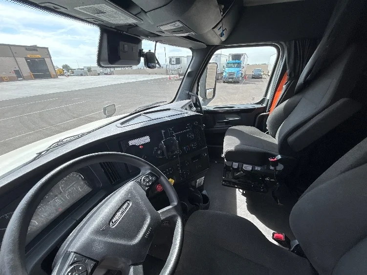 2023 Freightliner Cascadia - image 10