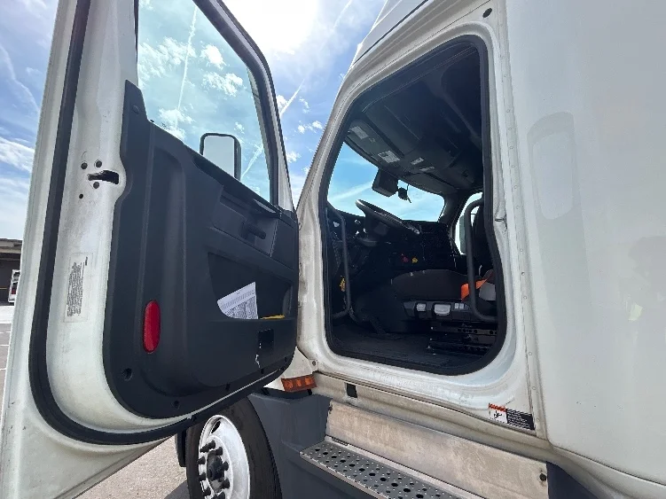 2023 Freightliner Cascadia - image 9