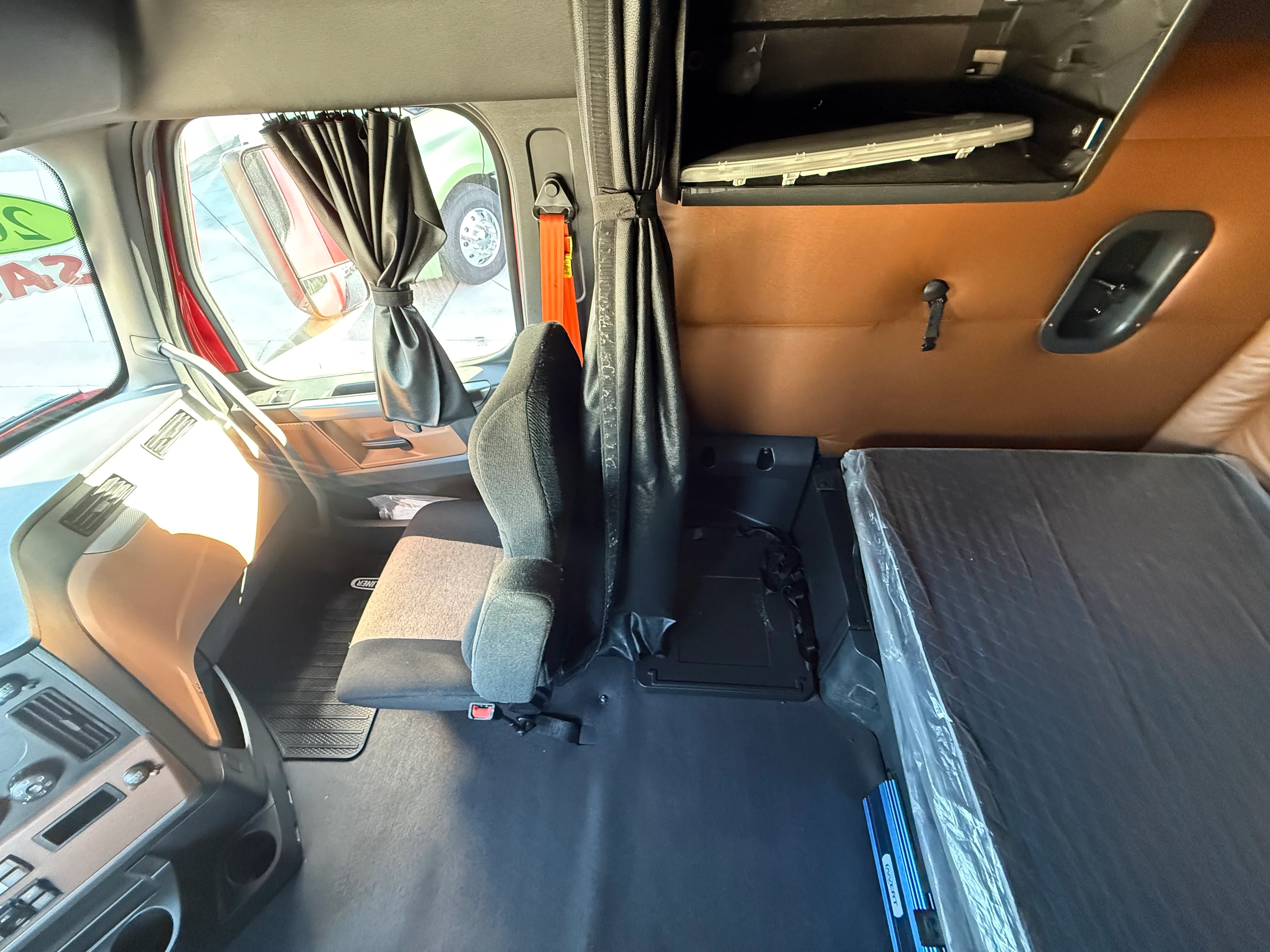 2021 Freightliner Cascadia in Phoenix, AZ — photo 17