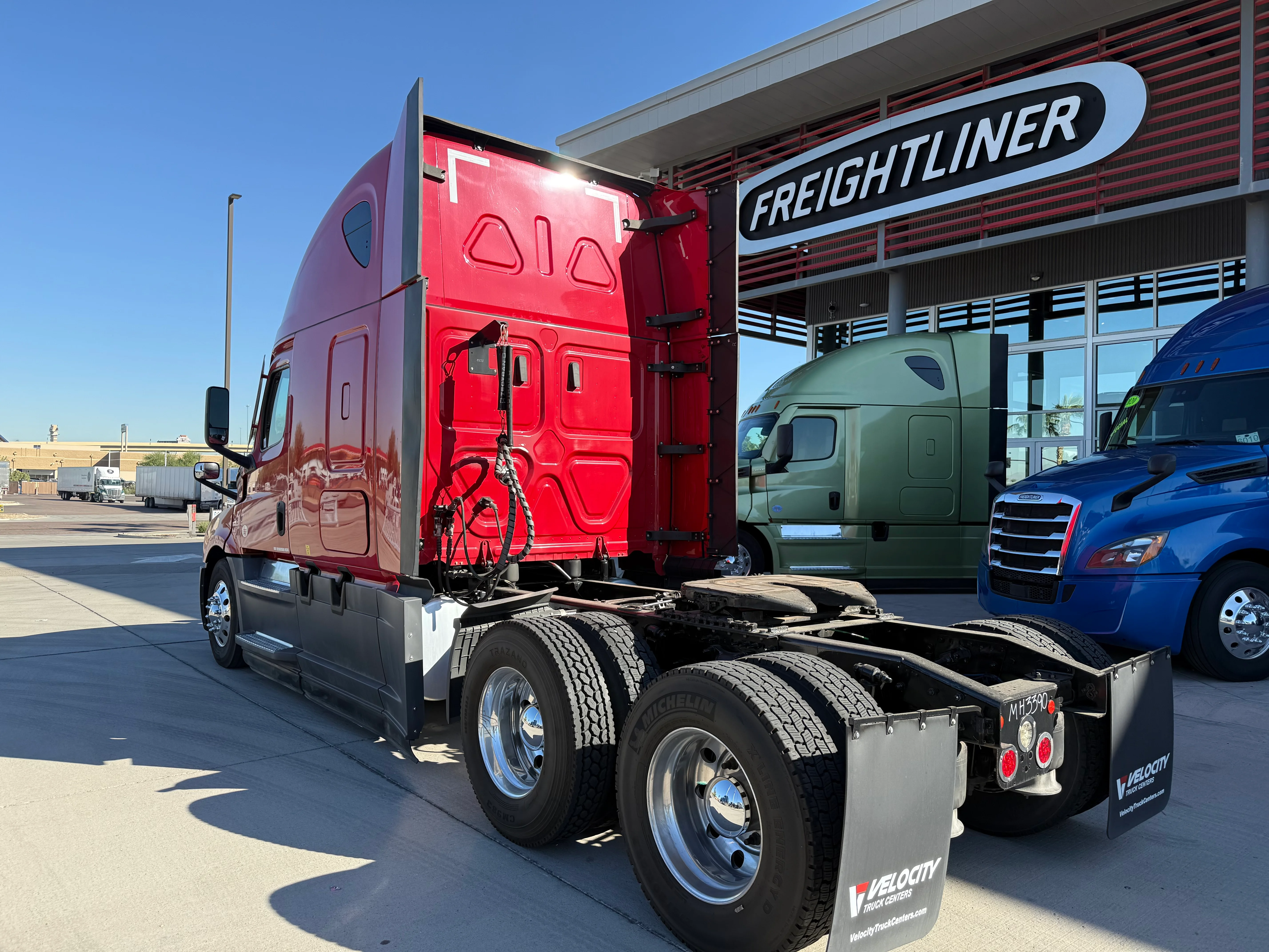 2021 Freightliner Cascadia in Phoenix, AZ — photo 4
