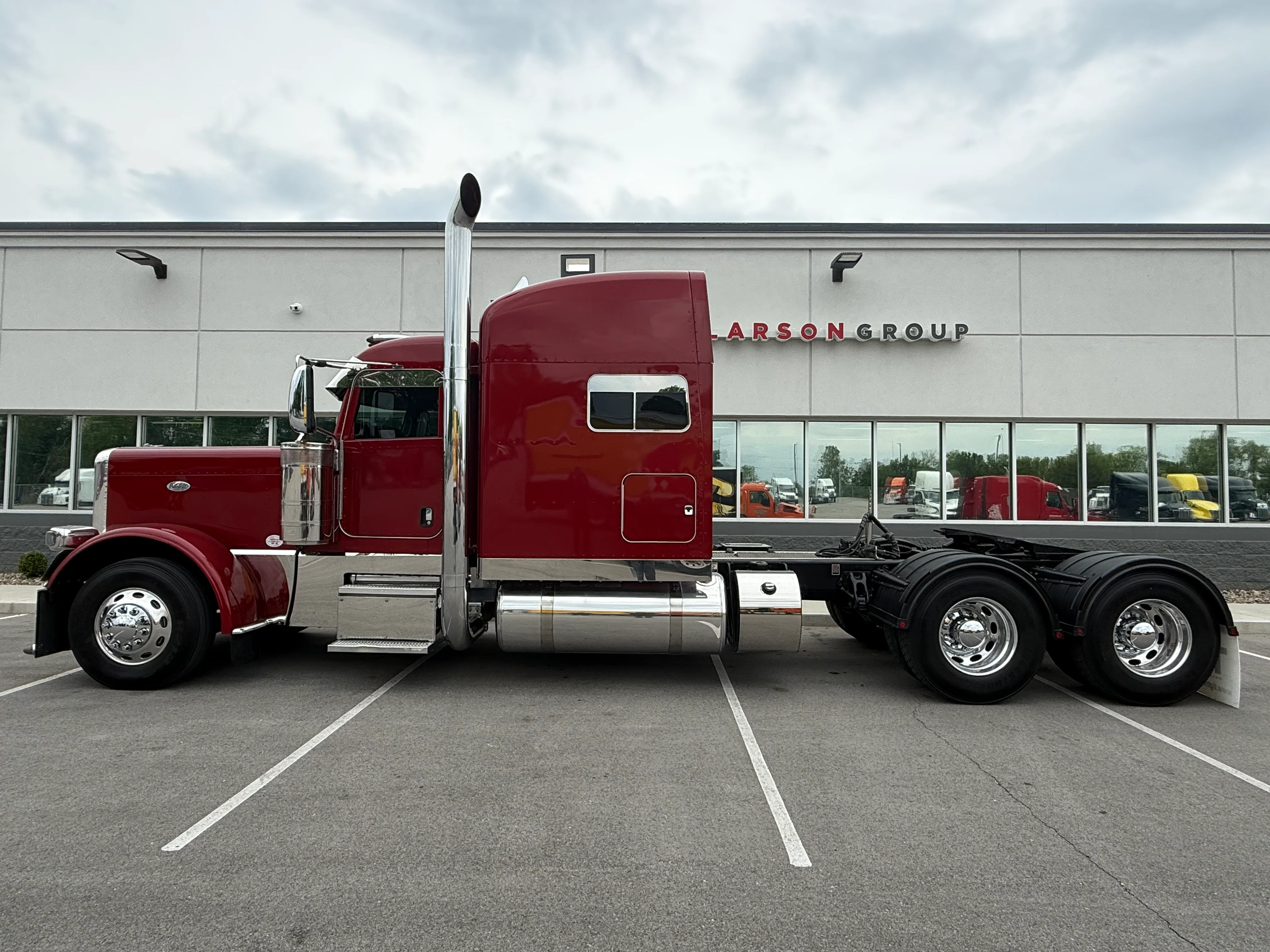 2023 Peterbilt 389 in Louisville, KY — photo 2