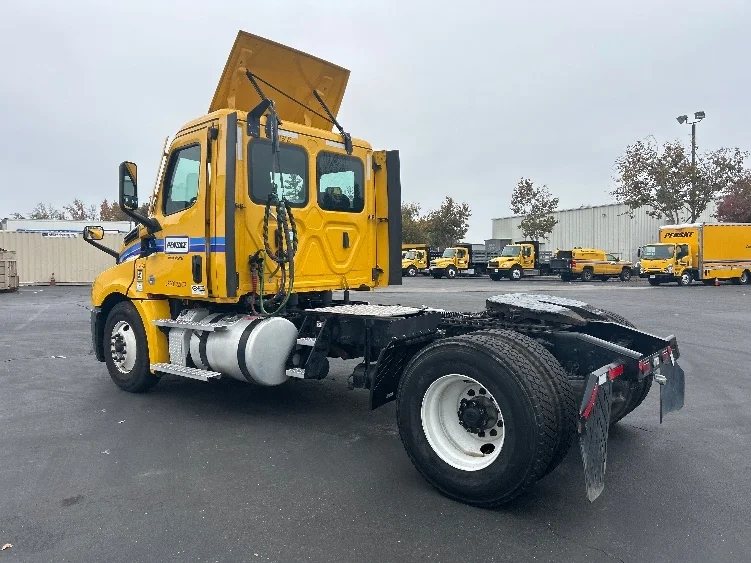 2022 Freightliner Cascadia in Jurupa Valley, CA — photo 5