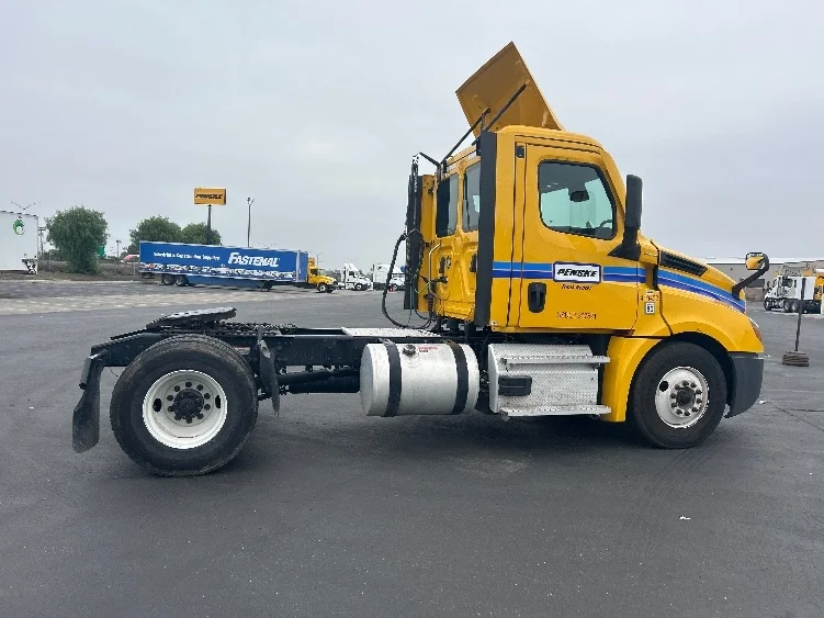 2022 Freightliner Cascadia in Jurupa Valley, CA — photo 8