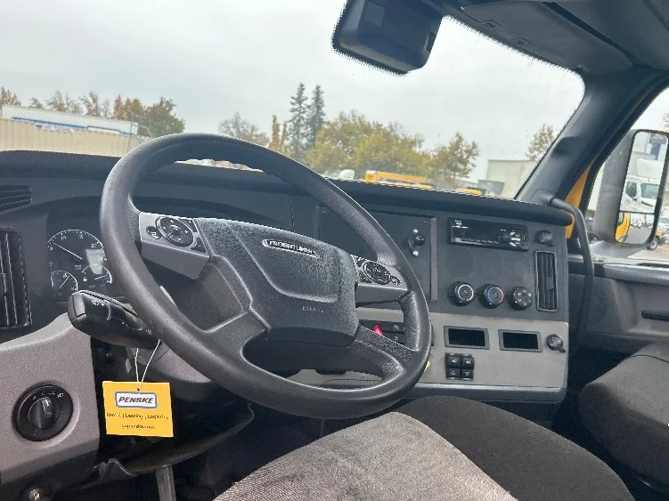 2022 Freightliner Cascadia - image 10