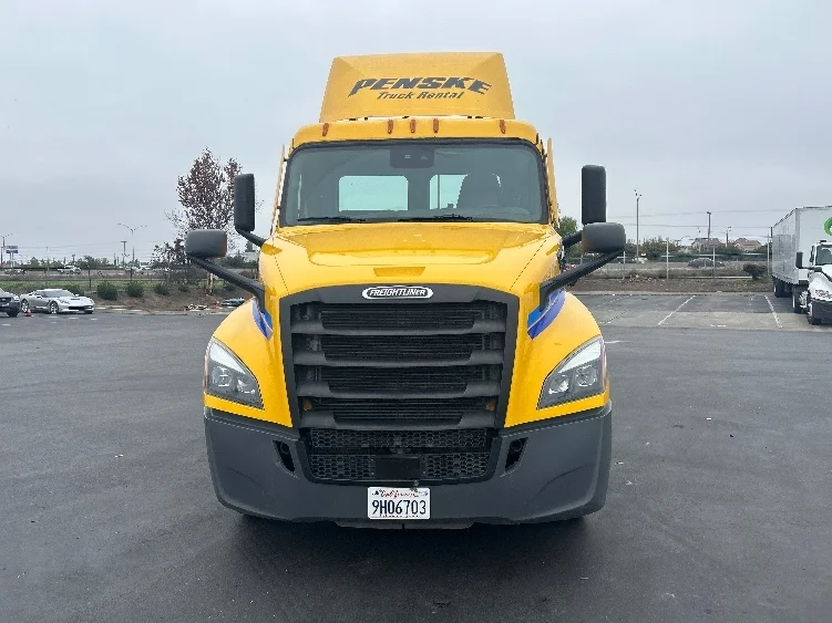 2022 Freightliner Cascadia - image 2