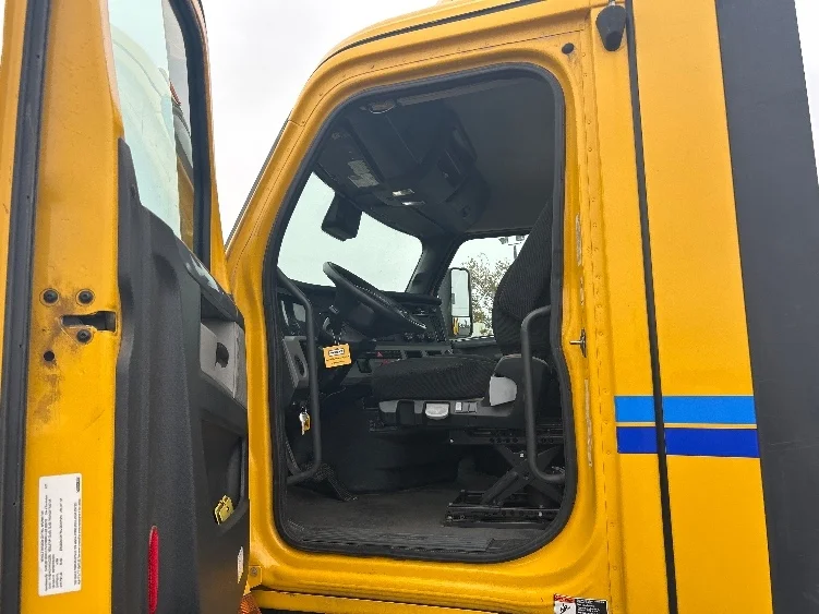 2022 Freightliner Cascadia in Jurupa Valley, CA — photo 9
