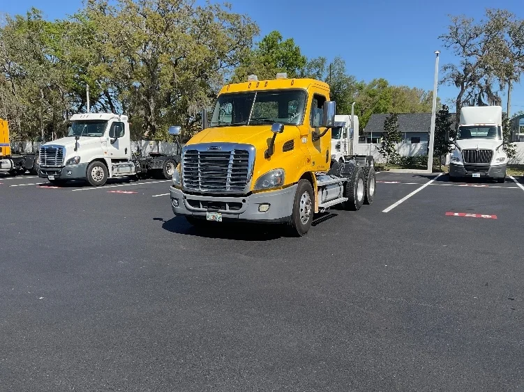 2019 Freightliner Cascadia in Tampa, FL — photo 3