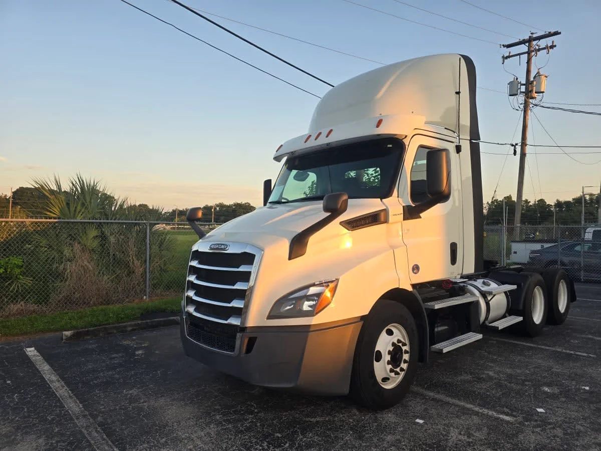 2019 Freightliner Cascadia in Tampa, FL — photo 3