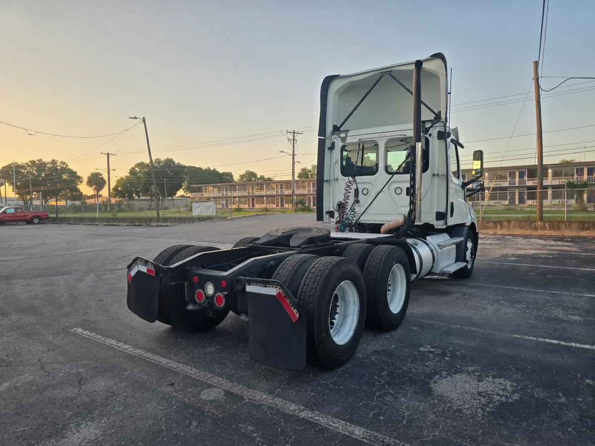 2019 Freightliner Cascadia in Tampa, FL — photo 6