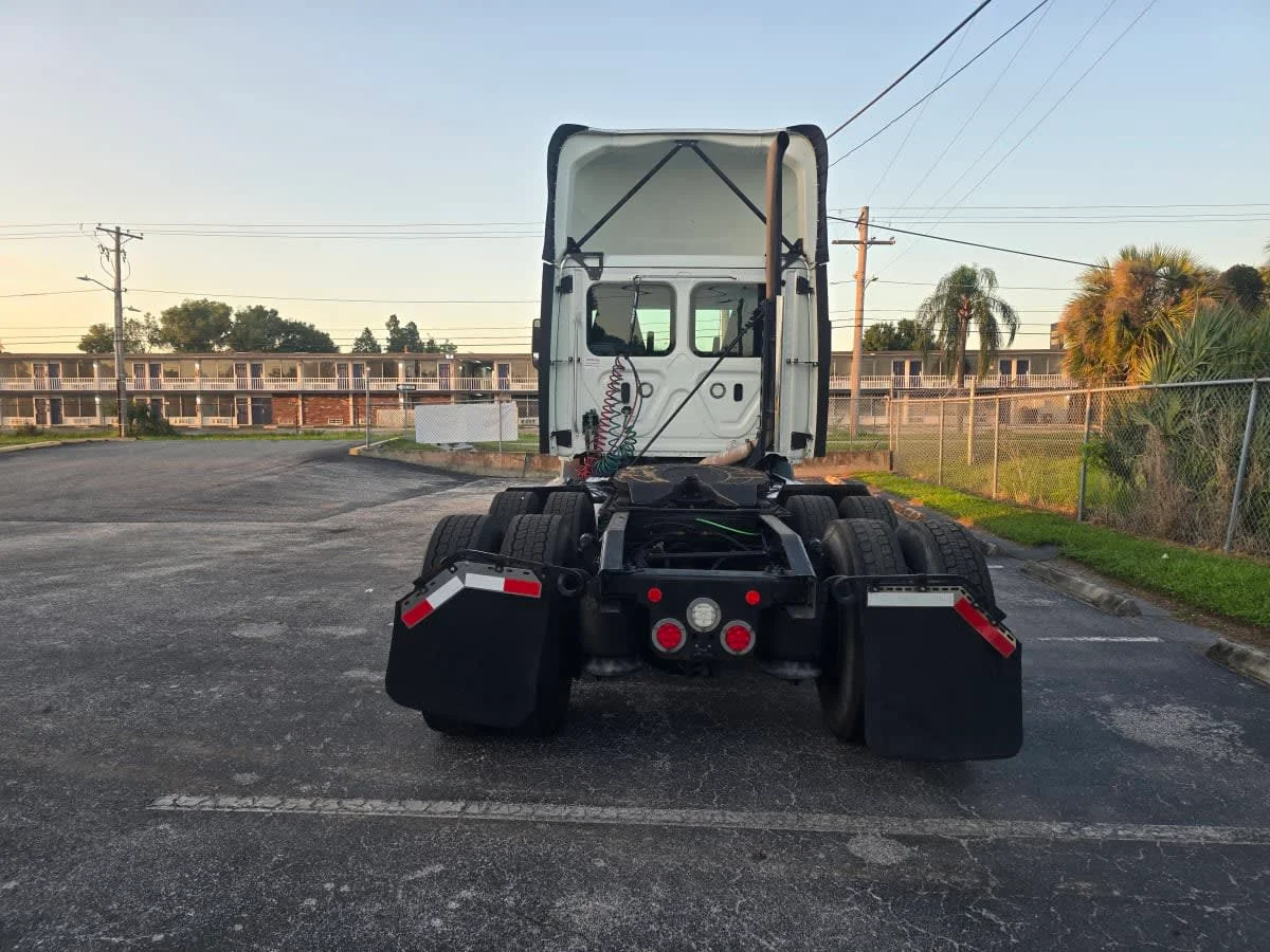 2019 Freightliner Cascadia in Tampa, FL — photo 5