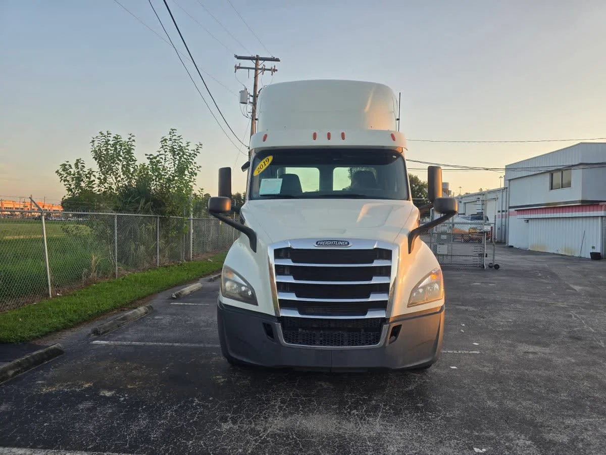 2019 Freightliner Cascadia in Tampa, FL — photo 2